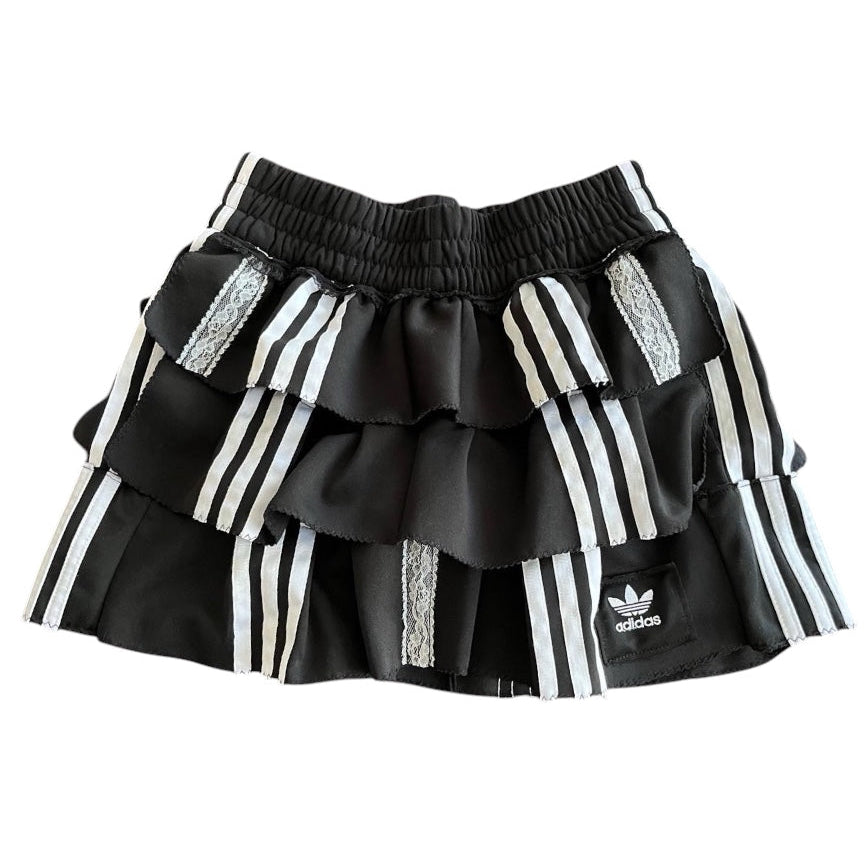 Upcycle spódniczko-spodenki z oryginalnej bluzy Adidas alternative coquette Y2K z koronką – unikat ♻️🖤