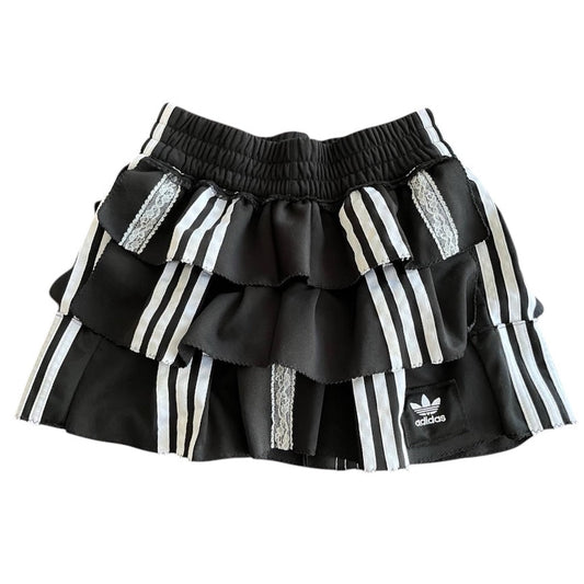 Upcycle spódniczko-spodenki z oryginalnej bluzy Adidas alternative coquette Y2K z koronką – unikat ♻️🖤