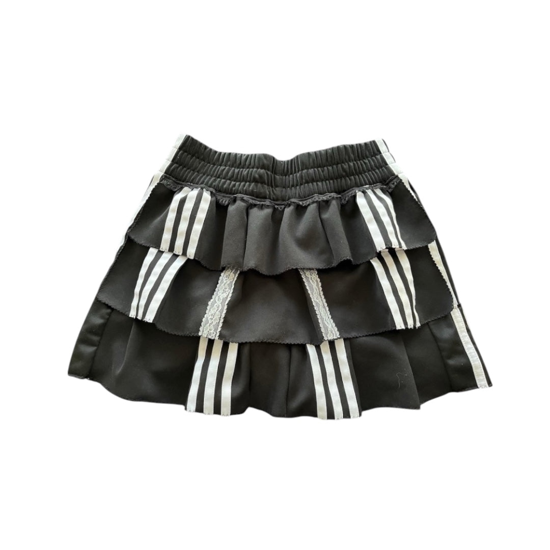 Upcycle spódniczko-spodenki z oryginalnej bluzy Adidas alternative coquette Y2K z koronką – unikat ♻️🖤