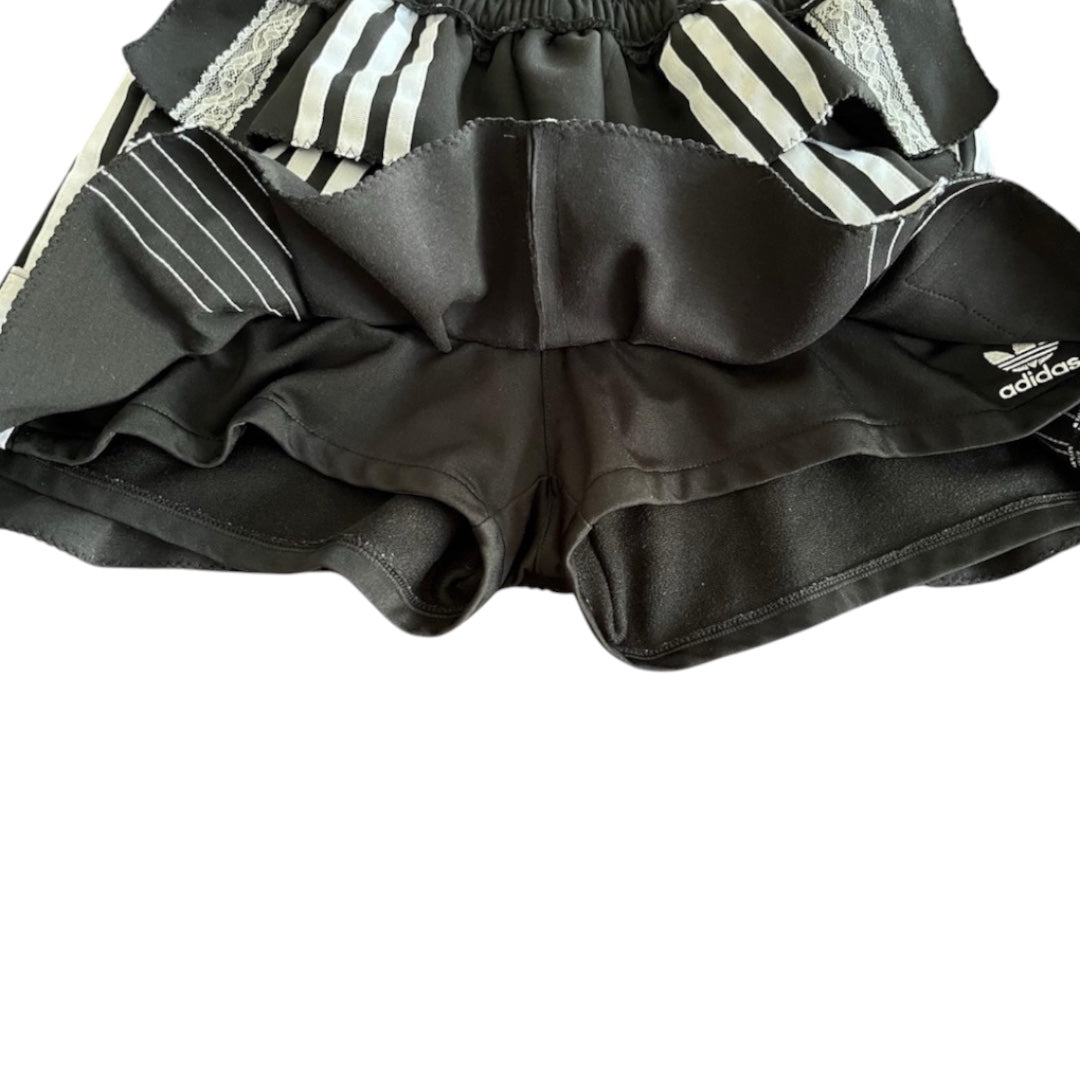 Upcycle spódniczko-spodenki z oryginalnej bluzy Adidas alternative coquette Y2K z koronką – unikat ♻️🖤