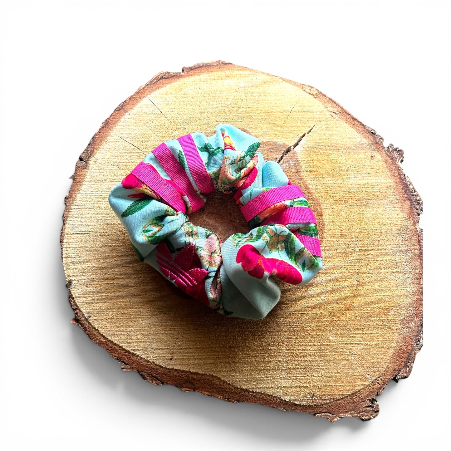 Upcycle gumka do włosów scrunchie Adidas różowa w kwiaty handmade